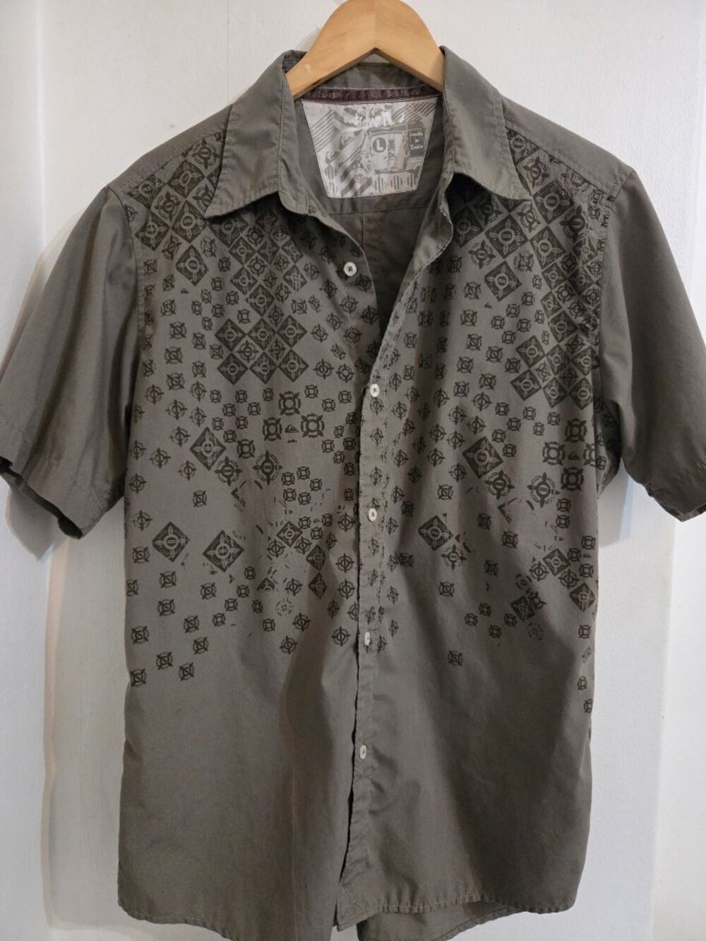 Mens Short-Sleeve Button-Up Shirt With Geometric Pattern Olive Green Size M Ligh